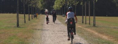 Famille à vélo dans le parc de la Mévellière