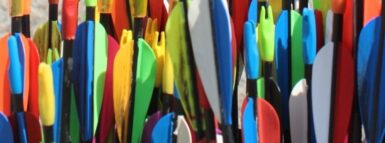 flèches multicolores pour la pratique du tir à l'arc