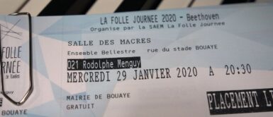 Billet d'entrée lors du spectacle de la Folle Journée 2020 à Bouaye, posé sur un clavier de piano