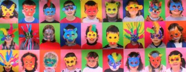 Fresque mettant en scène un trombinoscope de visages d'enfants avec des masques colorés
