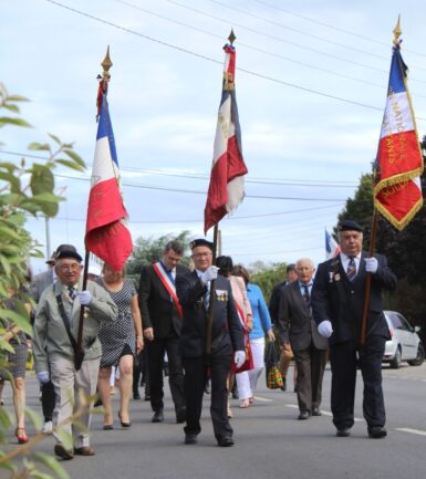 Défilé du 14 juillet 2020 avec les anciens combattants en tête de cortège portant les drapeaux français
