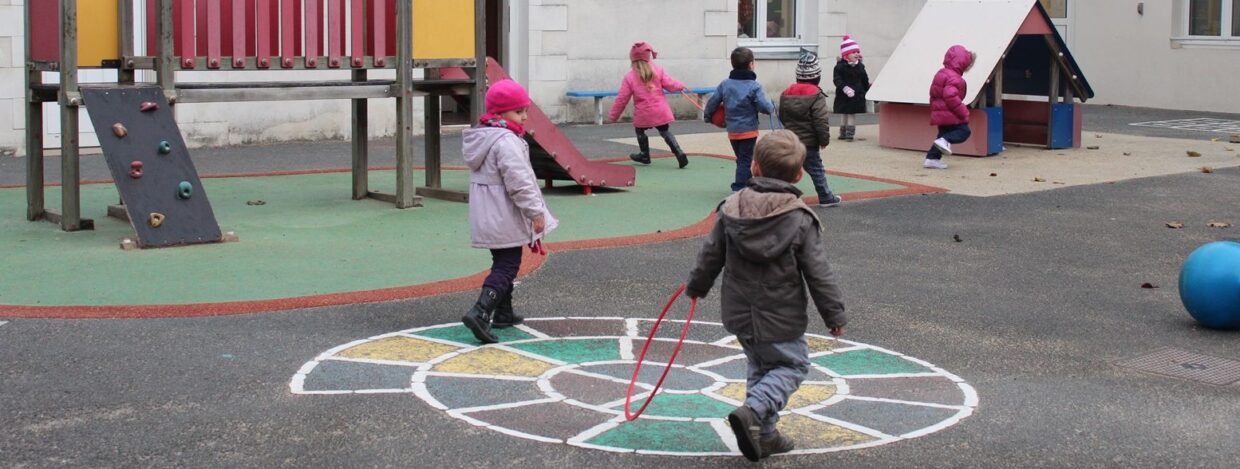 Enfants jouant dans la cour de l'école Victor Hugo de Bouaye