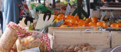 Plan serré sur les condiments proposés au marché du dimanche matin à Bouaye