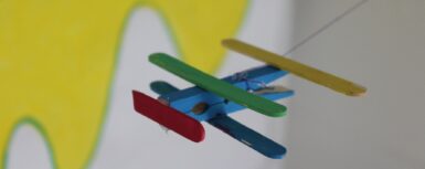 Petit avion confectionné par les enfants à l'accueil de loisirs de Bouaye
